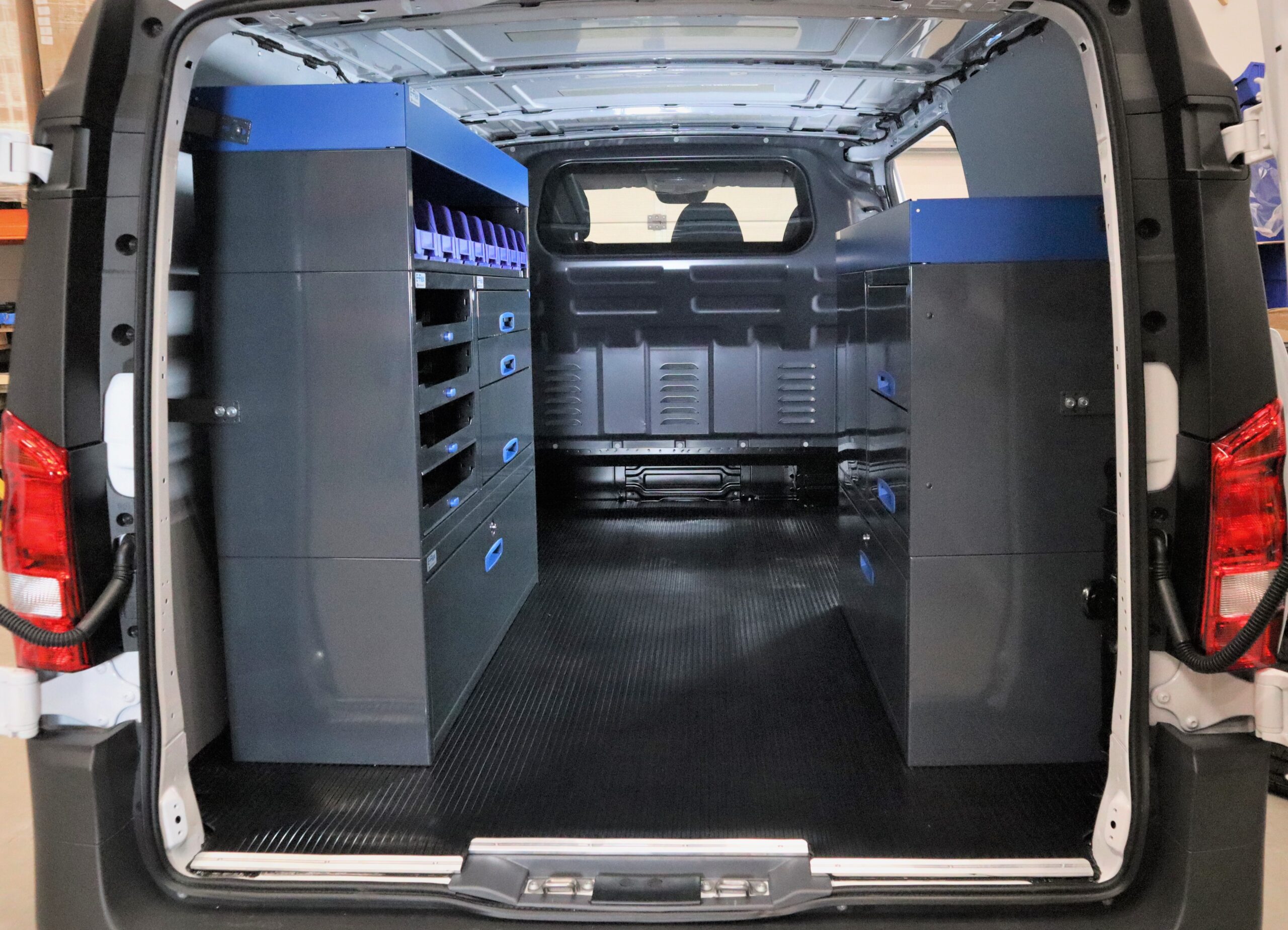 Mercedes-Benz Vito medellång A2 inredning med E-Flex hyllor