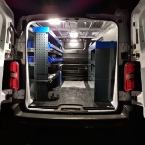 Éclairage intérieur LED E-Flex dans un Citroen Jumpy avec deux plafonniers LED dans l’espace de chargement