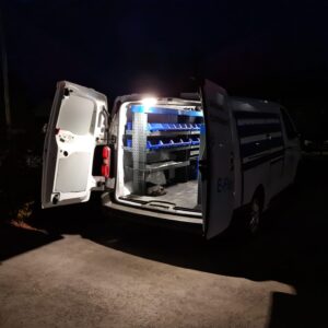Éclairage intérieur LED E-Flex dans un Peugeot Expert avec deux plafonniers LED dans l’espace de chargement