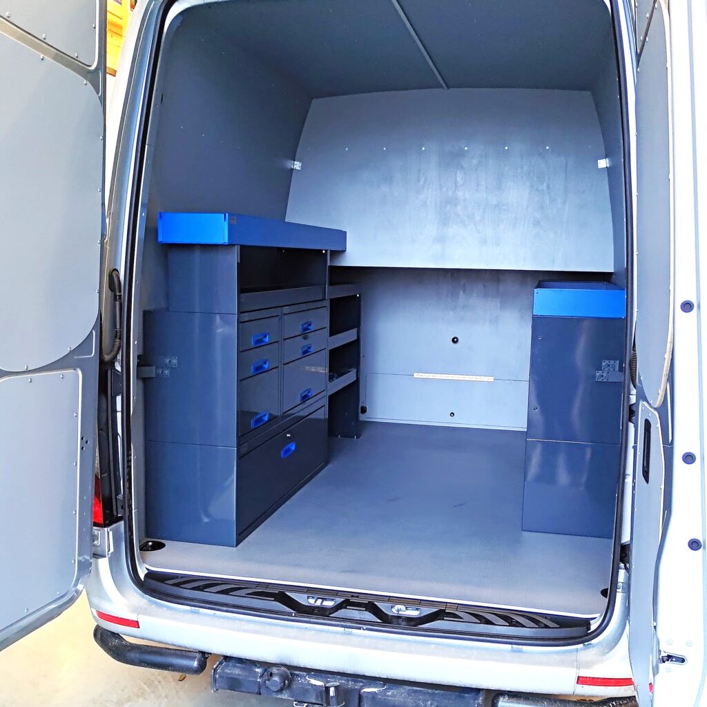 M-B sprinter retkeilyauto-hyllyt