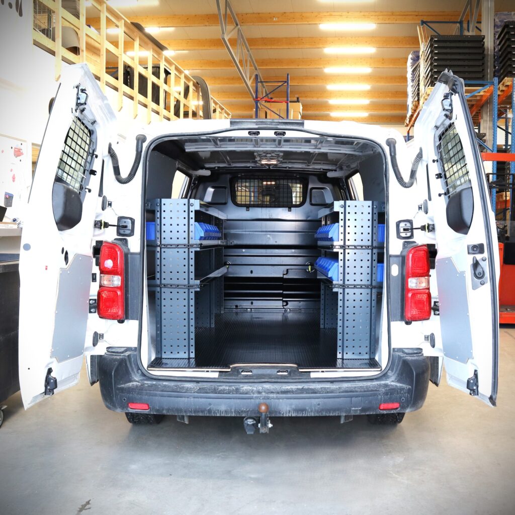 Citroën Jumpy inredning med hyllsystem och utdragslådor i skåpbilens lastutrymme