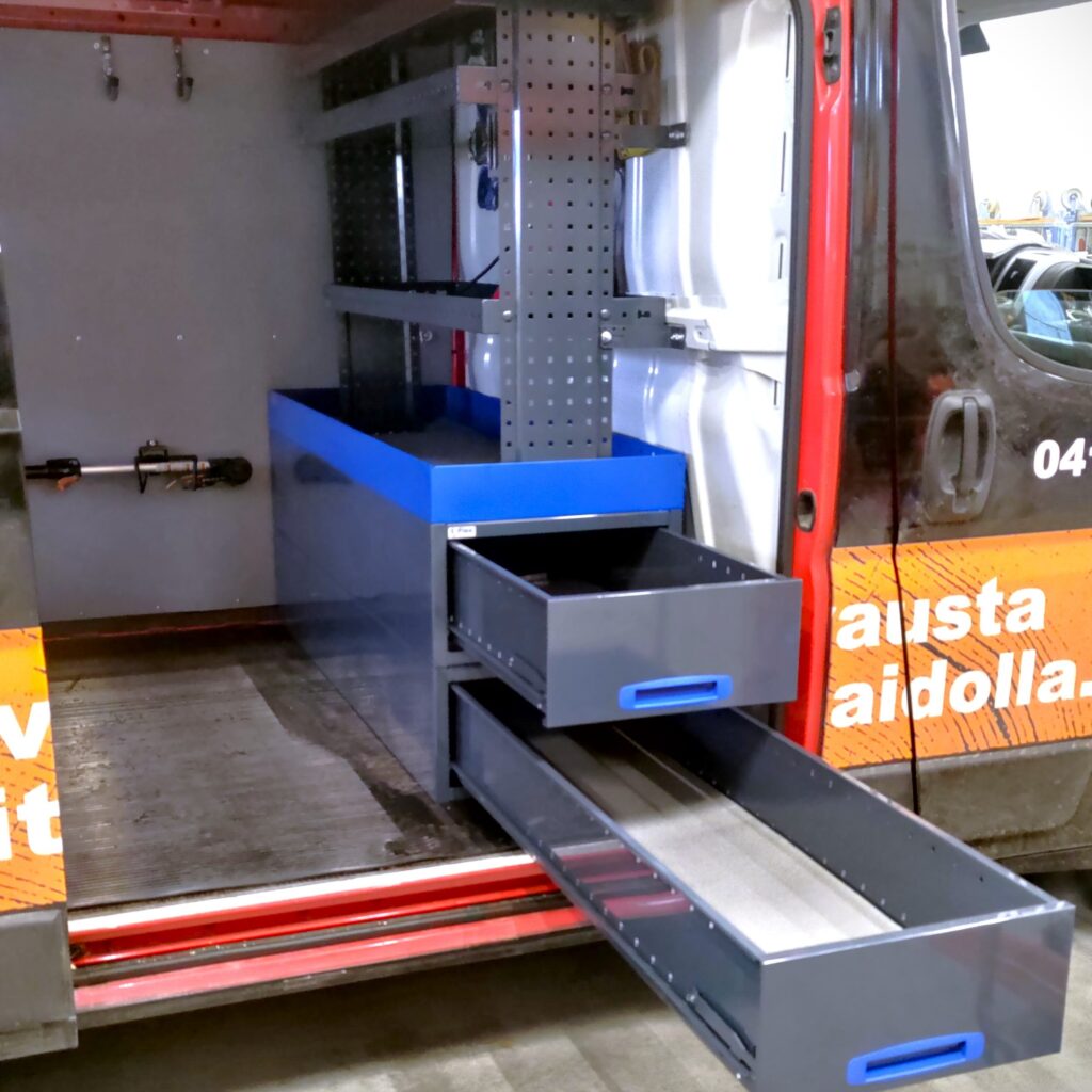 Fiat Ducato bilinredning med modulära hyllor och utdragslådor för yrkesbruk