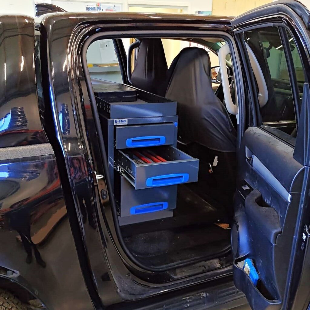 Ford Ranger bilinredning med utdragslådor och lastplattform
