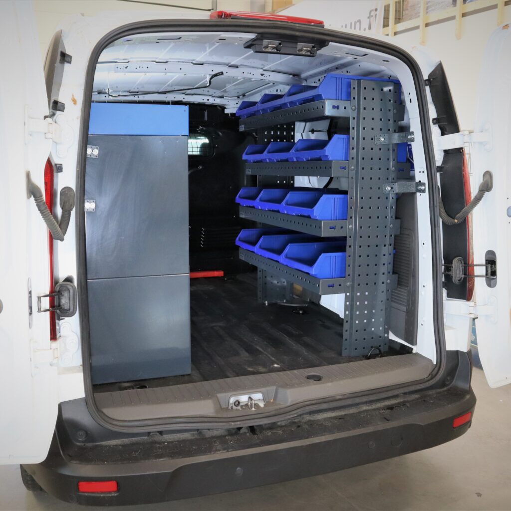 Ford Transit Connect inredning med hyllsystem och utdragslådor