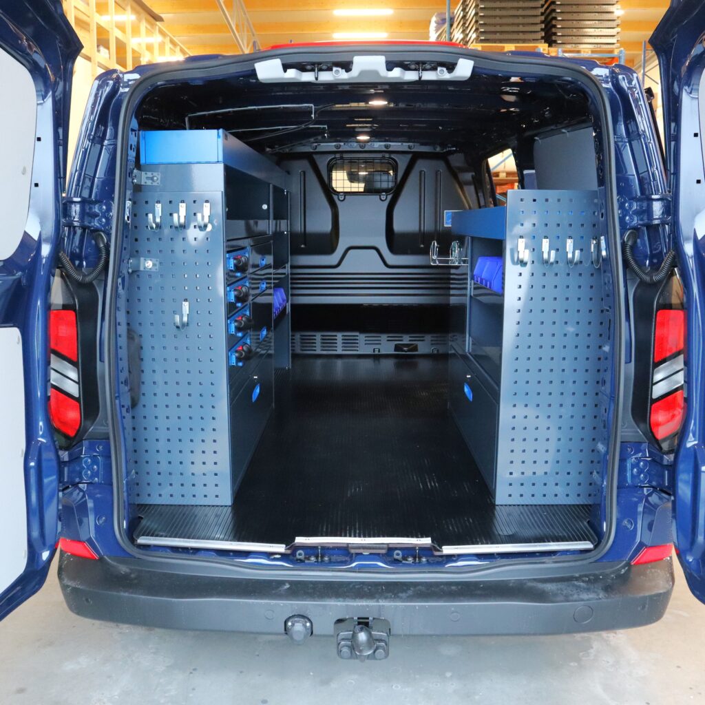 Ford Transit Custom inredning med hyllor och utdragslådor