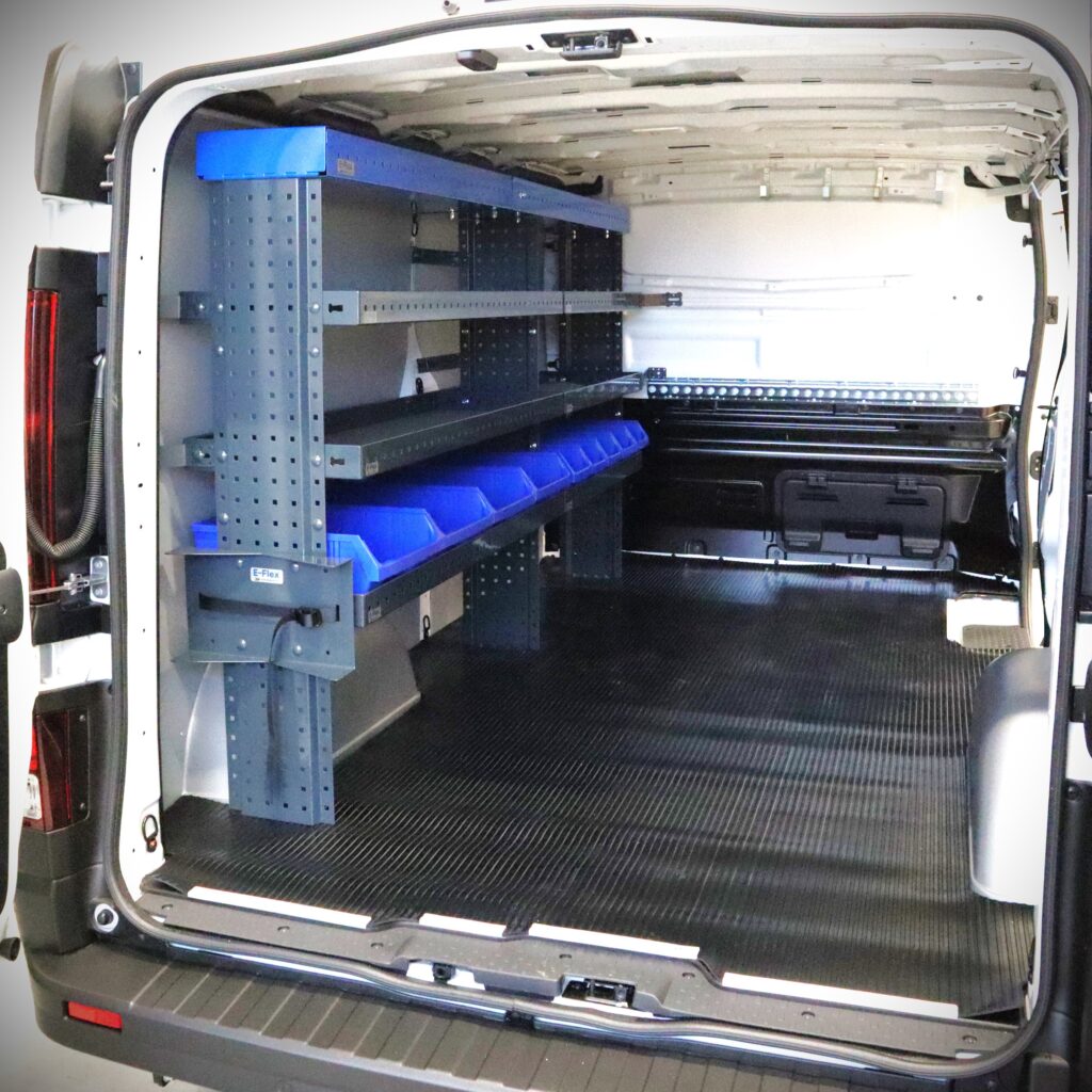 Nissan Primastar bilinredning med hyllsystem – smart förvaring för servicebilar