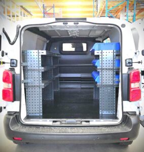 Opel Vivaro kort inredning – hyllsystem för kort modell av servicebil