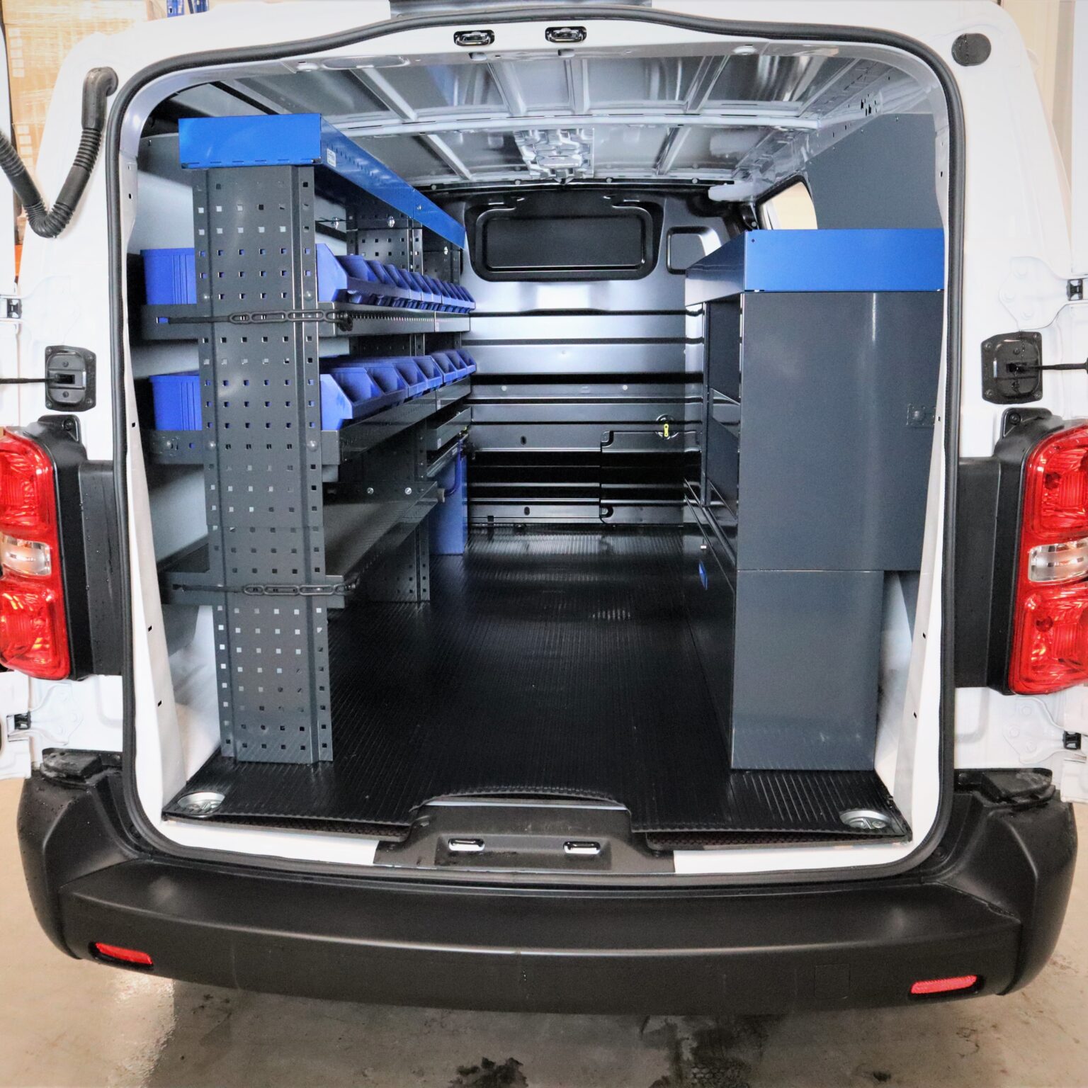 Peugeot Expert van shelves