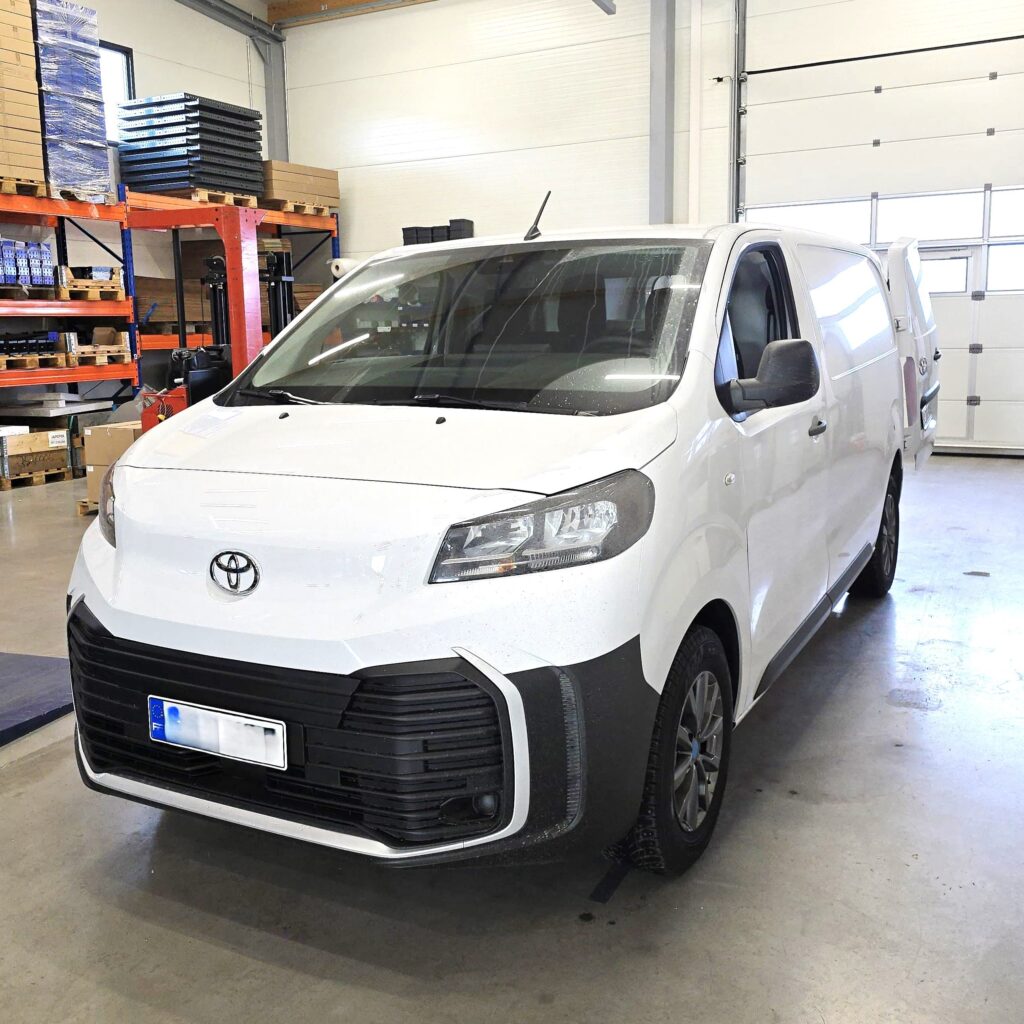 Toyota Proace inredning med hyllor och lådor – professionell förvaring för servicebil