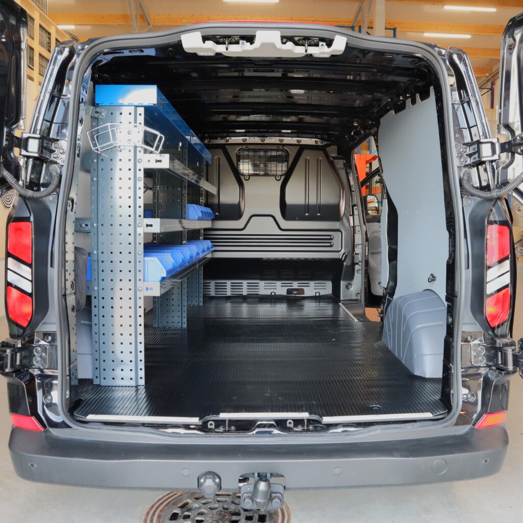 Volkswagen Transporter bilinredning med praktisk hylla för smart förvaring i paketbilen.