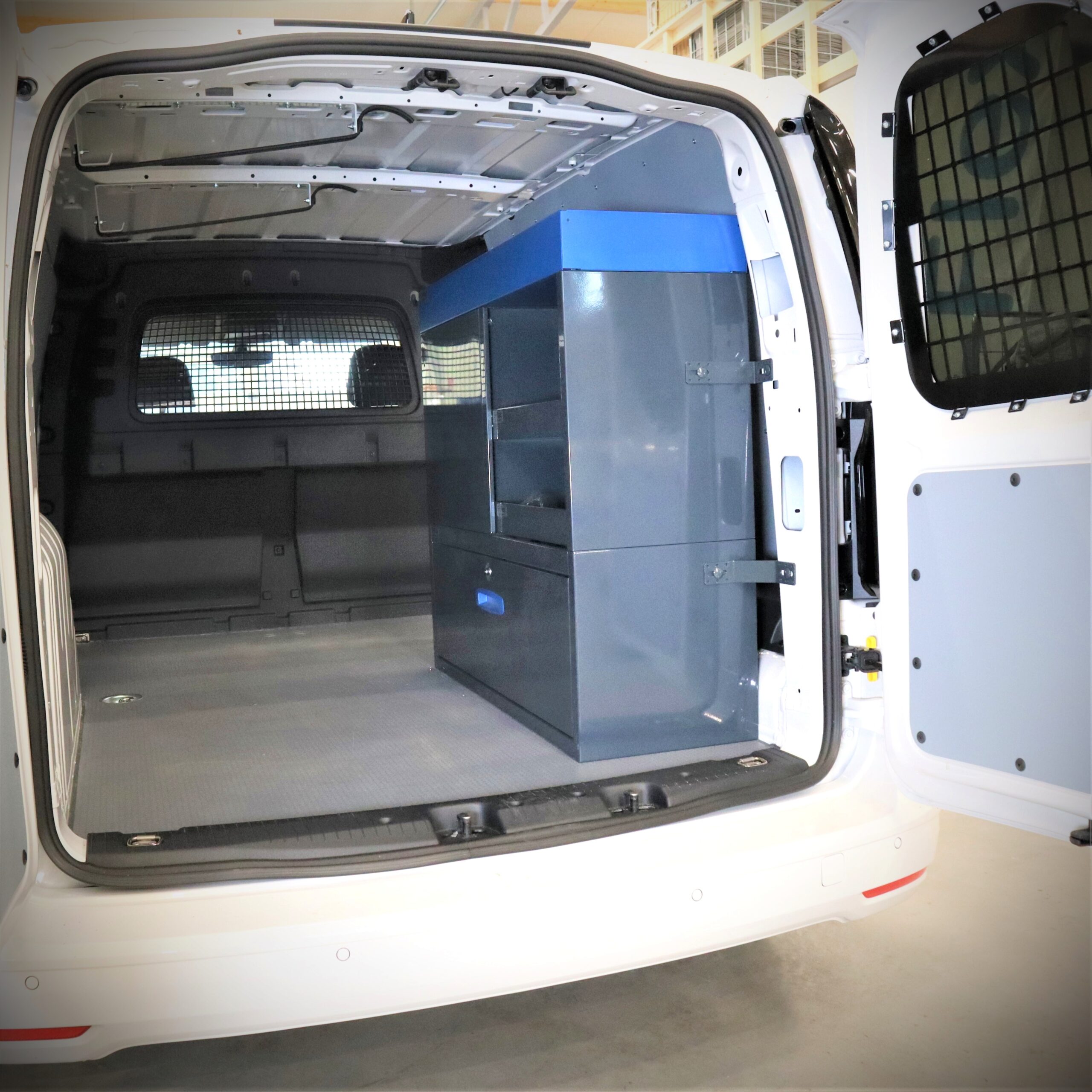 Inredning Caddy med hyllor och lådor – skräddarsydd för skåpbilen