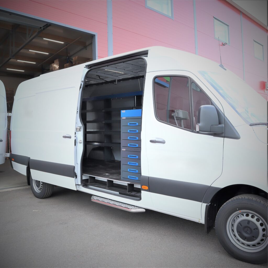 Mercedes-Benz Sprinter inredning med hyllor och lådor i lastutrymmet