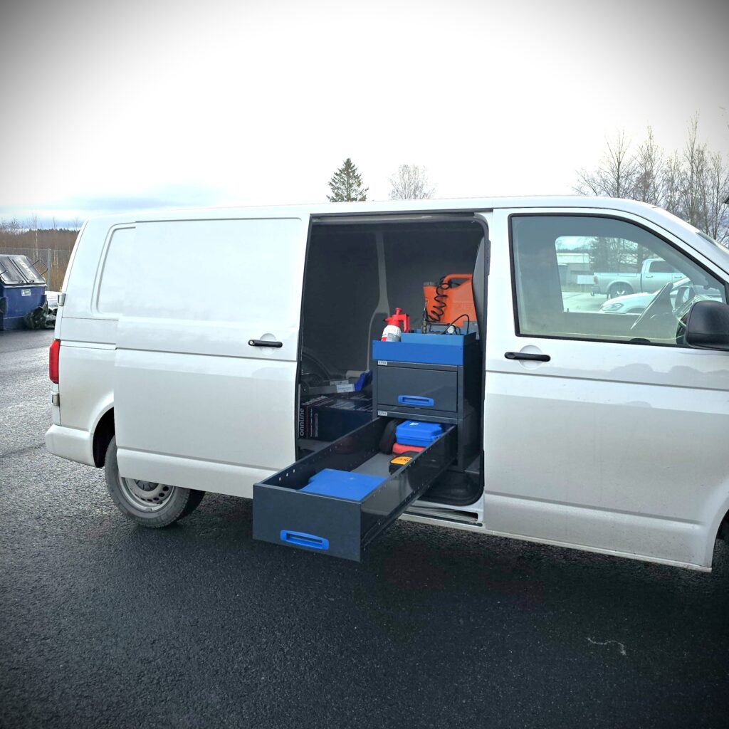 Volkswagen Transporter T6 lång bilinredning med utdragslådor – praktisk förvaring för yrkesfordon