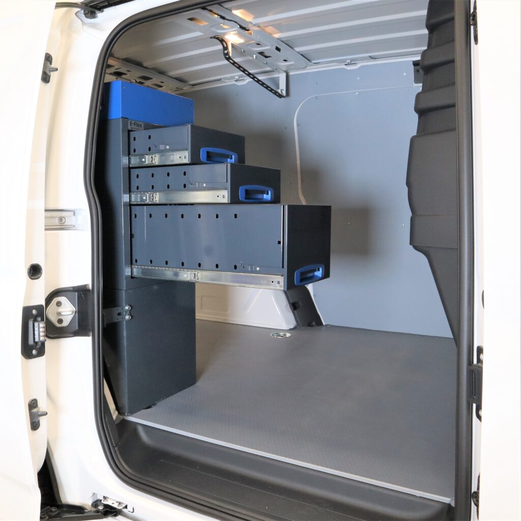 Bilinredning i Volkswagen Caddy med hyllsystem och smart förvaring