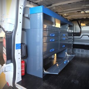 Ford Transit Custom mit 230 cm Transporterregal und zusätzlichen Schubladen an der linken Seitenwand, Schubladen zur Schiebetür ausgerichtet
