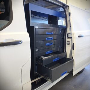 Ford Transit Custom mit 230 cm Transporterregal und zusätzlichen Schubladen, Ansicht von der fahrerseitigen Schiebetür