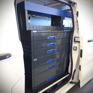 Ford Transit Custom med 230 cm varebilsreol og ekstra skuffer, set fra skydedøren i førersiden