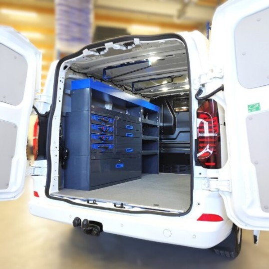 VW Transporter T7 mit E-Flex Fahrzeugeinrichtung auf der linken Seitenwand